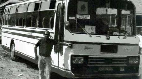 foto antigua en blanco y negro con uno de los autobuses de aquella época